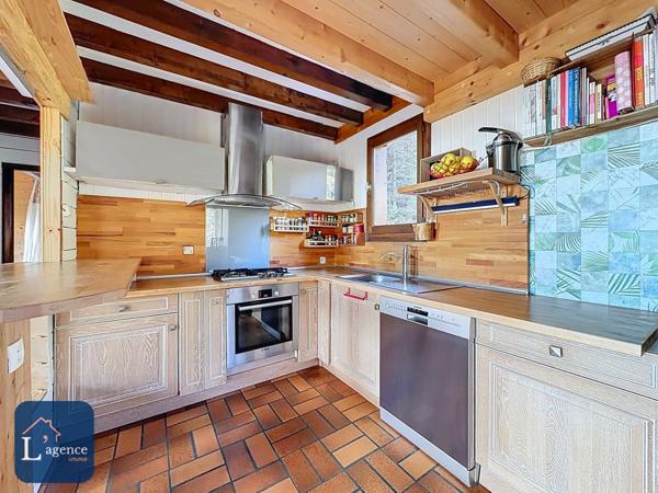 Chalet authentique avec vue panoramique, T2 indépendant et grand terrain arboré avec jardin et forêt dans les hauteurs de Gex