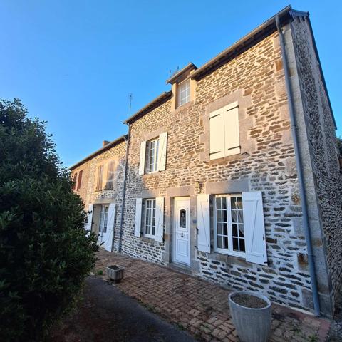 Située à Javron-Les-Chapelles, à 20 minutes de la Ferté Macé et 18 minutes de Lassay-les-Châteaux, cette maison en pierre mitoyenne d'un côté offre 211 m2 habitables et de nombreuses possibilités d'aménagement.

Au rez-de-chaussée, vous profiterez d'une spacieuse salle à manger d'environ 30 m2 communiquant avec le salon et agrémentée d'une cheminée avec insert, ainsi qu'une cuisine aménagée et équipée et d'un WC.

Le premier étage dessert deux grandes chambres avec dressing, un vaste bureau pouvant également servir de chambre supplémentaire, ainsi qu'une salle de bains avec baignoire, douche et WC.

Au deuxième étage, une grande chambre sous charpente apparente et surtout une superbe pièce d'environ 45 m2 avec poutres apparentes

A l'extérieur, un jardin arboré d'environ 450 m2 situé en face de la maison complète le bien, avec une dépendance en pierre abritant un authentique four à pain et un abri pour le bois.

Une maison avec de beaux volumes, à visiter sans tarder !