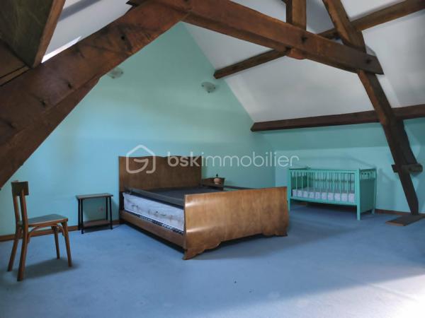 Située à Javron-Les-Chapelles, à 20 minutes de la Ferté Macé et 18 minutes de Lassay-les-Châteaux, cette maison en pierre mitoyenne d'un côté offre 211 m2 habitables et de nombreuses possibilités d'aménagement.

Au rez-de-chaussée, vous profiterez d'une spacieuse salle à manger d'environ 30 m2 communiquant avec le salon et agrémentée d'une cheminée avec insert, ainsi qu'une cuisine aménagée et équipée et d'un WC.

Le premier étage dessert deux grandes chambres avec dressing, un vaste bureau pouvant également servir de chambre supplémentaire, ainsi qu'une salle de bains avec baignoire, douche et WC.

Au deuxième étage, une grande chambre sous charpente apparente et surtout une superbe pièce d'environ 45 m2 avec poutres apparentes

A l'extérieur, un jardin arboré d'environ 450 m2 situé en face de la maison complète le bien, avec une dépendance en pierre abritant un authentique four à pain et un abri pour le bois.

Une maison avec de beaux volumes, à visiter sans tarder !