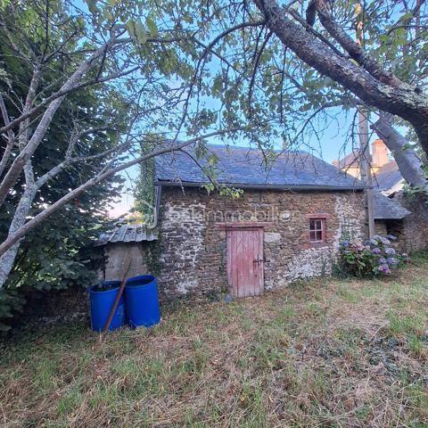 Située à Javron-Les-Chapelles, à 20 minutes de la Ferté Macé et 18 minutes de Lassay-les-Châteaux, cette maison en pierre mitoyenne d'un côté offre 211 m2 habitables et de nombreuses possibilités d'aménagement.

Au rez-de-chaussée, vous profiterez d'une spacieuse salle à manger d'environ 30 m2 communiquant avec le salon et agrémentée d'une cheminée avec insert, ainsi qu'une cuisine aménagée et équipée et d'un WC.

Le premier étage dessert deux grandes chambres avec dressing, un vaste bureau pouvant également servir de chambre supplémentaire, ainsi qu'une salle de bains avec baignoire, douche et WC.

Au deuxième étage, une grande chambre sous charpente apparente et surtout une superbe pièce d'environ 45 m2 avec poutres apparentes

A l'extérieur, un jardin arboré d'environ 450 m2 situé en face de la maison complète le bien, avec une dépendance en pierre abritant un authentique four à pain et un abri pour le bois.

Une maison avec de beaux volumes, à visiter sans tarder !