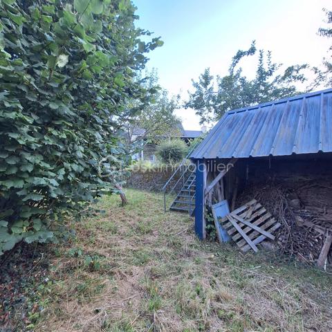Située à Javron-Les-Chapelles, à 20 minutes de la Ferté Macé et 18 minutes de Lassay-les-Châteaux, cette maison en pierre mitoyenne d'un côté offre 211 m2 habitables et de nombreuses possibilités d'aménagement.

Au rez-de-chaussée, vous profiterez d'une spacieuse salle à manger d'environ 30 m2 communiquant avec le salon et agrémentée d'une cheminée avec insert, ainsi qu'une cuisine aménagée et équipée et d'un WC.

Le premier étage dessert deux grandes chambres avec dressing, un vaste bureau pouvant également servir de chambre supplémentaire, ainsi qu'une salle de bains avec baignoire, douche et WC.

Au deuxième étage, une grande chambre sous charpente apparente et surtout une superbe pièce d'environ 45 m2 avec poutres apparentes

A l'extérieur, un jardin arboré d'environ 450 m2 situé en face de la maison complète le bien, avec une dépendance en pierre abritant un authentique four à pain et un abri pour le bois.

Une maison avec de beaux volumes, à visiter sans tarder !
