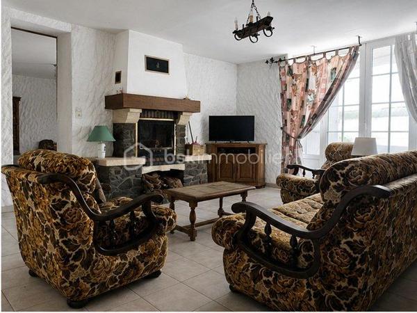 Située à Javron-Les-Chapelles, à 20 minutes de la Ferté Macé et 18 minutes de Lassay-les-Châteaux, cette maison en pierre mitoyenne d'un côté offre 211 m2 habitables et de nombreuses possibilités d'aménagement.

Au rez-de-chaussée, vous profiterez d'une spacieuse salle à manger d'environ 30 m2 communiquant avec le salon et agrémentée d'une cheminée avec insert, ainsi qu'une cuisine aménagée et équipée et d'un WC.

Le premier étage dessert deux grandes chambres avec dressing, un vaste bureau pouvant également servir de chambre supplémentaire, ainsi qu'une salle de bains avec baignoire, douche et WC.

Au deuxième étage, une grande chambre sous charpente apparente et surtout une superbe pièce d'environ 45 m2 avec poutres apparentes

A l'extérieur, un jardin arboré d'environ 450 m2 situé en face de la maison complète le bien, avec une dépendance en pierre abritant un authentique four à pain et un abri pour le bois.

Une maison avec de beaux volumes, à visiter sans tarder !