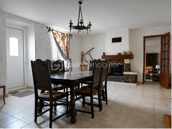 Située à Javron-Les-Chapelles, à 20 minutes de la Ferté Macé et 18 minutes de Lassay-les-Châteaux, cette maison en pierre mitoyenne d'un côté offre 211 m2 habitables et de nombreuses possibilités d'aménagement.

Au rez-de-chaussée, vous profiterez d'une spacieuse salle à manger d'environ 30 m2 communiquant avec le salon et agrémentée d'une cheminée avec insert, ainsi qu'une cuisine aménagée et équipée et d'un WC.

Le premier étage dessert deux grandes chambres avec dressing, un vaste bureau pouvant également servir de chambre supplémentaire, ainsi qu'une salle de bains avec baignoire, douche et WC.

Au deuxième étage, une grande chambre sous charpente apparente et surtout une superbe pièce d'environ 45 m2 avec poutres apparentes

A l'extérieur, un jardin arboré d'environ 450 m2 situé en face de la maison complète le bien, avec une dépendance en pierre abritant un authentique four à pain et un abri pour le bois.

Une maison avec de beaux volumes, à visiter sans tarder !