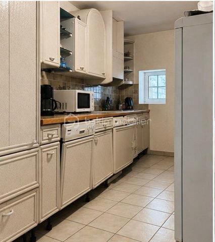 Située à Javron-Les-Chapelles, à 20 minutes de la Ferté Macé et 18 minutes de Lassay-les-Châteaux, cette maison en pierre mitoyenne d'un côté offre 211 m2 habitables et de nombreuses possibilités d'aménagement.

Au rez-de-chaussée, vous profiterez d'une spacieuse salle à manger d'environ 30 m2 communiquant avec le salon et agrémentée d'une cheminée avec insert, ainsi qu'une cuisine aménagée et équipée et d'un WC.

Le premier étage dessert deux grandes chambres avec dressing, un vaste bureau pouvant également servir de chambre supplémentaire, ainsi qu'une salle de bains avec baignoire, douche et WC.

Au deuxième étage, une grande chambre sous charpente apparente et surtout une superbe pièce d'environ 45 m2 avec poutres apparentes

A l'extérieur, un jardin arboré d'environ 450 m2 situé en face de la maison complète le bien, avec une dépendance en pierre abritant un authentique four à pain et un abri pour le bois.

Une maison avec de beaux volumes, à visiter sans tarder !