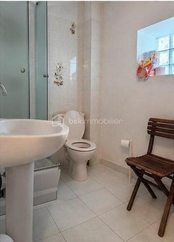 Située à Javron-Les-Chapelles, à 20 minutes de la Ferté Macé et 18 minutes de Lassay-les-Châteaux, cette maison en pierre mitoyenne d'un côté offre 211 m2 habitables et de nombreuses possibilités d'aménagement.

Au rez-de-chaussée, vous profiterez d'une spacieuse salle à manger d'environ 30 m2 communiquant avec le salon et agrémentée d'une cheminée avec insert, ainsi qu'une cuisine aménagée et équipée et d'un WC.

Le premier étage dessert deux grandes chambres avec dressing, un vaste bureau pouvant également servir de chambre supplémentaire, ainsi qu'une salle de bains avec baignoire, douche et WC.

Au deuxième étage, une grande chambre sous charpente apparente et surtout une superbe pièce d'environ 45 m2 avec poutres apparentes

A l'extérieur, un jardin arboré d'environ 450 m2 situé en face de la maison complète le bien, avec une dépendance en pierre abritant un authentique four à pain et un abri pour le bois.

Une maison avec de beaux volumes, à visiter sans tarder !