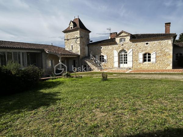 VENTE INTERACTIVE ! Venez visiter !
A 15 mn d'Agen sud environ, sur une parcelle d'1,2 ha en vue dominante, au calme, vous disposez d'une belle propriété en pierres composée d'une partie habitation principale avec son pigeonnier, d'un loft, et d'un grand garage, le tout sur un terrain arboré avec de nombreux fruitiers.
Passé le portail, la maison au cachet indéniable vous ouvre ses portes et le charme opère : un superbe couloir dessert une magnifique salle à manger lumineuse avec cheminée et de très belles hauteurs de plafond, un salon avec cheminée fonctionnelle donnant sur une grande cuisine de 55 M2 ouverte sur des terrasses avec la piscine extérieure qui surplombe et son espace "cuisine d'été".
Au rez-de-chaussée toujours,  3 grandes chambres aux très beaux volumes dont deux avec salles d'eau, grand dressing.
A l'étage, une grande pièce de type "dortoir" (2 chambres possibles) et salle d'eau.
Attenant à l'habitation, vous disposez d'un loft (100 m2 en sus de la surface habitable en plus) avec cuisine et salle d'eau et grande pièce de vie avec une magnifique verrière, permettant une habitation supplémentaire.
Grande dépendance faisant office de garages. 
Poele à pellets récent, chauffe eau par panneaux solaires, menuiseries double vitrage, isolation des combles sont autant d'atouts pour assurer un bon résultat énergétique. 
Taxe foncière : 1400 euros.
Envie de cachet, de calme ? Appelez moi vite pour une visite !
