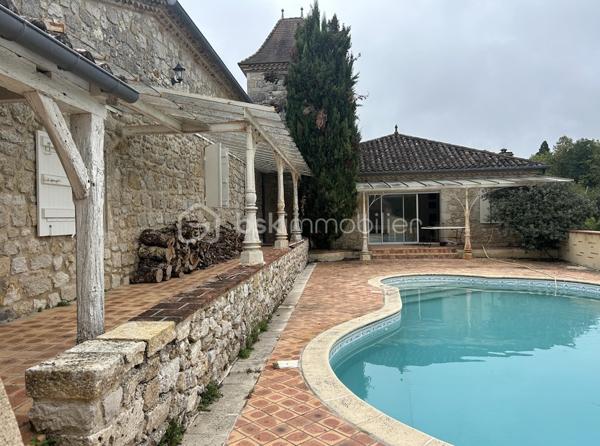 VENTE INTERACTIVE ! Venez visiter !
A 15 mn d'Agen sud environ, sur une parcelle d'1,2 ha en vue dominante, au calme, vous disposez d'une belle propriété en pierres composée d'une partie habitation principale avec son pigeonnier, d'un loft, et d'un grand garage, le tout sur un terrain arboré avec de nombreux fruitiers.
Passé le portail, la maison au cachet indéniable vous ouvre ses portes et le charme opère : un superbe couloir dessert une magnifique salle à manger lumineuse avec cheminée et de très belles hauteurs de plafond, un salon avec cheminée fonctionnelle donnant sur une grande cuisine de 55 M2 ouverte sur des terrasses avec la piscine extérieure qui surplombe et son espace "cuisine d'été".
Au rez-de-chaussée toujours,  3 grandes chambres aux très beaux volumes dont deux avec salles d'eau, grand dressing.
A l'étage, une grande pièce de type "dortoir" (2 chambres possibles) et salle d'eau.
Attenant à l'habitation, vous disposez d'un loft (100 m2 en sus de la surface habitable en plus) avec cuisine et salle d'eau et grande pièce de vie avec une magnifique verrière, permettant une habitation supplémentaire.
Grande dépendance faisant office de garages. 
Poele à pellets récent, chauffe eau par panneaux solaires, menuiseries double vitrage, isolation des combles sont autant d'atouts pour assurer un bon résultat énergétique. 
Taxe foncière : 1400 euros.
Envie de cachet, de calme ? Appelez moi vite pour une visite !