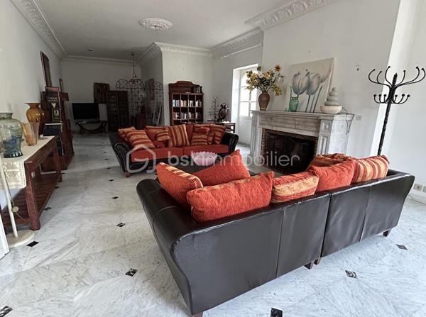 VENTE INTERACTIVE ! Venez visiter !
A 15 mn d'Agen sud environ, sur une parcelle d'1,2 ha en vue dominante, au calme, vous disposez d'une belle propriété en pierres composée d'une partie habitation principale avec son pigeonnier, d'un loft, et d'un grand garage, le tout sur un terrain arboré avec de nombreux fruitiers.
Passé le portail, la maison au cachet indéniable vous ouvre ses portes et le charme opère : un superbe couloir dessert une magnifique salle à manger lumineuse avec cheminée et de très belles hauteurs de plafond, un salon avec cheminée fonctionnelle donnant sur une grande cuisine de 55 M2 ouverte sur des terrasses avec la piscine extérieure qui surplombe et son espace "cuisine d'été".
Au rez-de-chaussée toujours,  3 grandes chambres aux très beaux volumes dont deux avec salles d'eau, grand dressing.
A l'étage, une grande pièce de type "dortoir" (2 chambres possibles) et salle d'eau.
Attenant à l'habitation, vous disposez d'un loft (100 m2 en sus de la surface habitable en plus) avec cuisine et salle d'eau et grande pièce de vie avec une magnifique verrière, permettant une habitation supplémentaire.
Grande dépendance faisant office de garages. 
Poele à pellets récent, chauffe eau par panneaux solaires, menuiseries double vitrage, isolation des combles sont autant d'atouts pour assurer un bon résultat énergétique. 
Taxe foncière : 1400 euros.
Envie de cachet, de calme ? Appelez moi vite pour une visite !
