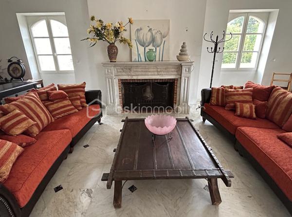 VENTE INTERACTIVE ! Venez visiter !
A 15 mn d'Agen sud environ, sur une parcelle d'1,2 ha en vue dominante, au calme, vous disposez d'une belle propriété en pierres composée d'une partie habitation principale avec son pigeonnier, d'un loft, et d'un grand garage, le tout sur un terrain arboré avec de nombreux fruitiers.
Passé le portail, la maison au cachet indéniable vous ouvre ses portes et le charme opère : un superbe couloir dessert une magnifique salle à manger lumineuse avec cheminée et de très belles hauteurs de plafond, un salon avec cheminée fonctionnelle donnant sur une grande cuisine de 55 M2 ouverte sur des terrasses avec la piscine extérieure qui surplombe et son espace "cuisine d'été".
Au rez-de-chaussée toujours,  3 grandes chambres aux très beaux volumes dont deux avec salles d'eau, grand dressing.
A l'étage, une grande pièce de type "dortoir" (2 chambres possibles) et salle d'eau.
Attenant à l'habitation, vous disposez d'un loft (100 m2 en sus de la surface habitable en plus) avec cuisine et salle d'eau et grande pièce de vie avec une magnifique verrière, permettant une habitation supplémentaire.
Grande dépendance faisant office de garages. 
Poele à pellets récent, chauffe eau par panneaux solaires, menuiseries double vitrage, isolation des combles sont autant d'atouts pour assurer un bon résultat énergétique. 
Taxe foncière : 1400 euros.
Envie de cachet, de calme ? Appelez moi vite pour une visite !