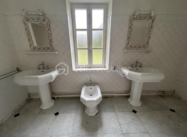 VENTE INTERACTIVE ! Venez visiter !
A 15 mn d'Agen sud environ, sur une parcelle d'1,2 ha en vue dominante, au calme, vous disposez d'une belle propriété en pierres composée d'une partie habitation principale avec son pigeonnier, d'un loft, et d'un grand garage, le tout sur un terrain arboré avec de nombreux fruitiers.
Passé le portail, la maison au cachet indéniable vous ouvre ses portes et le charme opère : un superbe couloir dessert une magnifique salle à manger lumineuse avec cheminée et de très belles hauteurs de plafond, un salon avec cheminée fonctionnelle donnant sur une grande cuisine de 55 M2 ouverte sur des terrasses avec la piscine extérieure qui surplombe et son espace "cuisine d'été".
Au rez-de-chaussée toujours,  3 grandes chambres aux très beaux volumes dont deux avec salles d'eau, grand dressing.
A l'étage, une grande pièce de type "dortoir" (2 chambres possibles) et salle d'eau.
Attenant à l'habitation, vous disposez d'un loft (100 m2 en sus de la surface habitable en plus) avec cuisine et salle d'eau et grande pièce de vie avec une magnifique verrière, permettant une habitation supplémentaire.
Grande dépendance faisant office de garages. 
Poele à pellets récent, chauffe eau par panneaux solaires, menuiseries double vitrage, isolation des combles sont autant d'atouts pour assurer un bon résultat énergétique. 
Taxe foncière : 1400 euros.
Envie de cachet, de calme ? Appelez moi vite pour une visite !