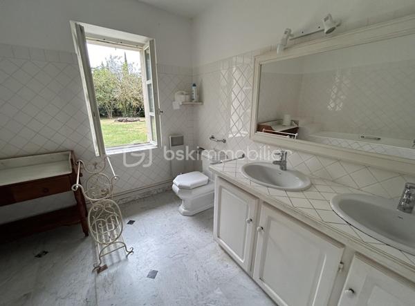 VENTE INTERACTIVE ! Venez visiter !
A 15 mn d'Agen sud environ, sur une parcelle d'1,2 ha en vue dominante, au calme, vous disposez d'une belle propriété en pierres composée d'une partie habitation principale avec son pigeonnier, d'un loft, et d'un grand garage, le tout sur un terrain arboré avec de nombreux fruitiers.
Passé le portail, la maison au cachet indéniable vous ouvre ses portes et le charme opère : un superbe couloir dessert une magnifique salle à manger lumineuse avec cheminée et de très belles hauteurs de plafond, un salon avec cheminée fonctionnelle donnant sur une grande cuisine de 55 M2 ouverte sur des terrasses avec la piscine extérieure qui surplombe et son espace "cuisine d'été".
Au rez-de-chaussée toujours,  3 grandes chambres aux très beaux volumes dont deux avec salles d'eau, grand dressing.
A l'étage, une grande pièce de type "dortoir" (2 chambres possibles) et salle d'eau.
Attenant à l'habitation, vous disposez d'un loft (100 m2 en sus de la surface habitable en plus) avec cuisine et salle d'eau et grande pièce de vie avec une magnifique verrière, permettant une habitation supplémentaire.
Grande dépendance faisant office de garages. 
Poele à pellets récent, chauffe eau par panneaux solaires, menuiseries double vitrage, isolation des combles sont autant d'atouts pour assurer un bon résultat énergétique. 
Taxe foncière : 1400 euros.
Envie de cachet, de calme ? Appelez moi vite pour une visite !