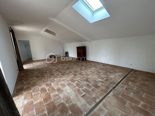 VENTE INTERACTIVE ! Venez visiter !
A 15 mn d'Agen sud environ, sur une parcelle d'1,2 ha en vue dominante, au calme, vous disposez d'une belle propriété en pierres composée d'une partie habitation principale avec son pigeonnier, d'un loft, et d'un grand garage, le tout sur un terrain arboré avec de nombreux fruitiers.
Passé le portail, la maison au cachet indéniable vous ouvre ses portes et le charme opère : un superbe couloir dessert une magnifique salle à manger lumineuse avec cheminée et de très belles hauteurs de plafond, un salon avec cheminée fonctionnelle donnant sur une grande cuisine de 55 M2 ouverte sur des terrasses avec la piscine extérieure qui surplombe et son espace "cuisine d'été".
Au rez-de-chaussée toujours,  3 grandes chambres aux très beaux volumes dont deux avec salles d'eau, grand dressing.
A l'étage, une grande pièce de type "dortoir" (2 chambres possibles) et salle d'eau.
Attenant à l'habitation, vous disposez d'un loft (100 m2 en sus de la surface habitable en plus) avec cuisine et salle d'eau et grande pièce de vie avec une magnifique verrière, permettant une habitation supplémentaire.
Grande dépendance faisant office de garages. 
Poele à pellets récent, chauffe eau par panneaux solaires, menuiseries double vitrage, isolation des combles sont autant d'atouts pour assurer un bon résultat énergétique. 
Taxe foncière : 1400 euros.
Envie de cachet, de calme ? Appelez moi vite pour une visite !