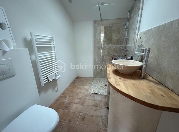 VENTE INTERACTIVE ! Venez visiter !
A 15 mn d'Agen sud environ, sur une parcelle d'1,2 ha en vue dominante, au calme, vous disposez d'une belle propriété en pierres composée d'une partie habitation principale avec son pigeonnier, d'un loft, et d'un grand garage, le tout sur un terrain arboré avec de nombreux fruitiers.
Passé le portail, la maison au cachet indéniable vous ouvre ses portes et le charme opère : un superbe couloir dessert une magnifique salle à manger lumineuse avec cheminée et de très belles hauteurs de plafond, un salon avec cheminée fonctionnelle donnant sur une grande cuisine de 55 M2 ouverte sur des terrasses avec la piscine extérieure qui surplombe et son espace "cuisine d'été".
Au rez-de-chaussée toujours,  3 grandes chambres aux très beaux volumes dont deux avec salles d'eau, grand dressing.
A l'étage, une grande pièce de type "dortoir" (2 chambres possibles) et salle d'eau.
Attenant à l'habitation, vous disposez d'un loft (100 m2 en sus de la surface habitable en plus) avec cuisine et salle d'eau et grande pièce de vie avec une magnifique verrière, permettant une habitation supplémentaire.
Grande dépendance faisant office de garages. 
Poele à pellets récent, chauffe eau par panneaux solaires, menuiseries double vitrage, isolation des combles sont autant d'atouts pour assurer un bon résultat énergétique. 
Taxe foncière : 1400 euros.
Envie de cachet, de calme ? Appelez moi vite pour une visite !