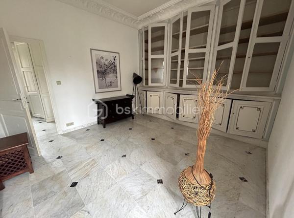 VENTE INTERACTIVE ! Venez visiter !
A 15 mn d'Agen sud environ, sur une parcelle d'1,2 ha en vue dominante, au calme, vous disposez d'une belle propriété en pierres composée d'une partie habitation principale avec son pigeonnier, d'un loft, et d'un grand garage, le tout sur un terrain arboré avec de nombreux fruitiers.
Passé le portail, la maison au cachet indéniable vous ouvre ses portes et le charme opère : un superbe couloir dessert une magnifique salle à manger lumineuse avec cheminée et de très belles hauteurs de plafond, un salon avec cheminée fonctionnelle donnant sur une grande cuisine de 55 M2 ouverte sur des terrasses avec la piscine extérieure qui surplombe et son espace "cuisine d'été".
Au rez-de-chaussée toujours,  3 grandes chambres aux très beaux volumes dont deux avec salles d'eau, grand dressing.
A l'étage, une grande pièce de type "dortoir" (2 chambres possibles) et salle d'eau.
Attenant à l'habitation, vous disposez d'un loft (100 m2 en sus de la surface habitable en plus) avec cuisine et salle d'eau et grande pièce de vie avec une magnifique verrière, permettant une habitation supplémentaire.
Grande dépendance faisant office de garages. 
Poele à pellets récent, chauffe eau par panneaux solaires, menuiseries double vitrage, isolation des combles sont autant d'atouts pour assurer un bon résultat énergétique. 
Taxe foncière : 1400 euros.
Envie de cachet, de calme ? Appelez moi vite pour une visite !