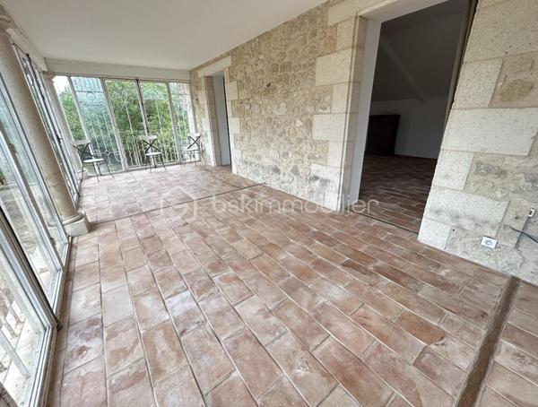VENTE INTERACTIVE ! Venez visiter !
A 15 mn d'Agen sud environ, sur une parcelle d'1,2 ha en vue dominante, au calme, vous disposez d'une belle propriété en pierres composée d'une partie habitation principale avec son pigeonnier, d'un loft, et d'un grand garage, le tout sur un terrain arboré avec de nombreux fruitiers.
Passé le portail, la maison au cachet indéniable vous ouvre ses portes et le charme opère : un superbe couloir dessert une magnifique salle à manger lumineuse avec cheminée et de très belles hauteurs de plafond, un salon avec cheminée fonctionnelle donnant sur une grande cuisine de 55 M2 ouverte sur des terrasses avec la piscine extérieure qui surplombe et son espace "cuisine d'été".
Au rez-de-chaussée toujours,  3 grandes chambres aux très beaux volumes dont deux avec salles d'eau, grand dressing.
A l'étage, une grande pièce de type "dortoir" (2 chambres possibles) et salle d'eau.
Attenant à l'habitation, vous disposez d'un loft (100 m2 en sus de la surface habitable en plus) avec cuisine et salle d'eau et grande pièce de vie avec une magnifique verrière, permettant une habitation supplémentaire.
Grande dépendance faisant office de garages. 
Poele à pellets récent, chauffe eau par panneaux solaires, menuiseries double vitrage, isolation des combles sont autant d'atouts pour assurer un bon résultat énergétique. 
Taxe foncière : 1400 euros.
Envie de cachet, de calme ? Appelez moi vite pour une visite !