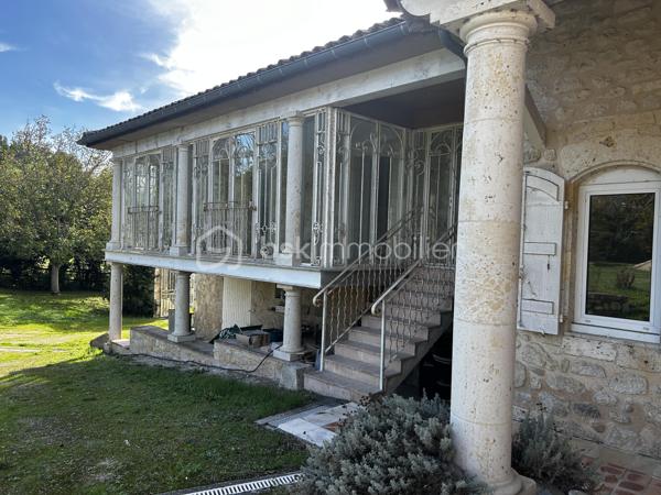 VENTE INTERACTIVE ! Venez visiter !
A 15 mn d'Agen sud environ, sur une parcelle d'1,2 ha en vue dominante, au calme, vous disposez d'une belle propriété en pierres composée d'une partie habitation principale avec son pigeonnier, d'un loft, et d'un grand garage, le tout sur un terrain arboré avec de nombreux fruitiers.
Passé le portail, la maison au cachet indéniable vous ouvre ses portes et le charme opère : un superbe couloir dessert une magnifique salle à manger lumineuse avec cheminée et de très belles hauteurs de plafond, un salon avec cheminée fonctionnelle donnant sur une grande cuisine de 55 M2 ouverte sur des terrasses avec la piscine extérieure qui surplombe et son espace "cuisine d'été".
Au rez-de-chaussée toujours,  3 grandes chambres aux très beaux volumes dont deux avec salles d'eau, grand dressing.
A l'étage, une grande pièce de type "dortoir" (2 chambres possibles) et salle d'eau.
Attenant à l'habitation, vous disposez d'un loft (100 m2 en sus de la surface habitable en plus) avec cuisine et salle d'eau et grande pièce de vie avec une magnifique verrière, permettant une habitation supplémentaire.
Grande dépendance faisant office de garages. 
Poele à pellets récent, chauffe eau par panneaux solaires, menuiseries double vitrage, isolation des combles sont autant d'atouts pour assurer un bon résultat énergétique. 
Taxe foncière : 1400 euros.
Envie de cachet, de calme ? Appelez moi vite pour une visite !