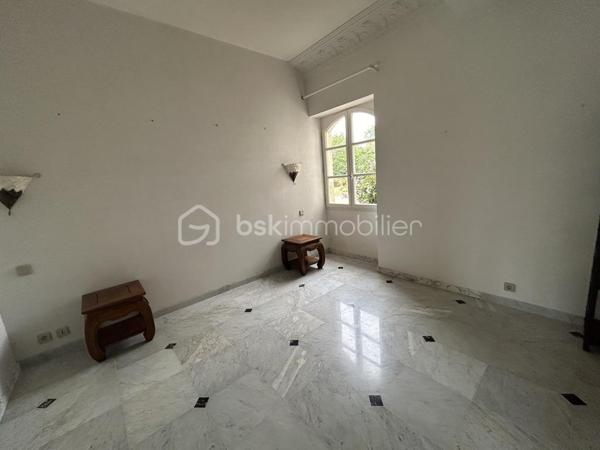 VENTE INTERACTIVE ! Venez visiter !
A 15 mn d'Agen sud environ, sur une parcelle d'1,2 ha en vue dominante, au calme, vous disposez d'une belle propriété en pierres composée d'une partie habitation principale avec son pigeonnier, d'un loft, et d'un grand garage, le tout sur un terrain arboré avec de nombreux fruitiers.
Passé le portail, la maison au cachet indéniable vous ouvre ses portes et le charme opère : un superbe couloir dessert une magnifique salle à manger lumineuse avec cheminée et de très belles hauteurs de plafond, un salon avec cheminée fonctionnelle donnant sur une grande cuisine de 55 M2 ouverte sur des terrasses avec la piscine extérieure qui surplombe et son espace "cuisine d'été".
Au rez-de-chaussée toujours,  3 grandes chambres aux très beaux volumes dont deux avec salles d'eau, grand dressing.
A l'étage, une grande pièce de type "dortoir" (2 chambres possibles) et salle d'eau.
Attenant à l'habitation, vous disposez d'un loft (100 m2 en sus de la surface habitable en plus) avec cuisine et salle d'eau et grande pièce de vie avec une magnifique verrière, permettant une habitation supplémentaire.
Grande dépendance faisant office de garages. 
Poele à pellets récent, chauffe eau par panneaux solaires, menuiseries double vitrage, isolation des combles sont autant d'atouts pour assurer un bon résultat énergétique. 
Taxe foncière : 1400 euros.
Envie de cachet, de calme ? Appelez moi vite pour une visite !