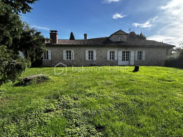 VENTE INTERACTIVE ! Venez visiter !
A 15 mn d'Agen sud environ, sur une parcelle d'1,2 ha en vue dominante, au calme, vous disposez d'une belle propriété en pierres composée d'une partie habitation principale avec son pigeonnier, d'un loft, et d'un grand garage, le tout sur un terrain arboré avec de nombreux fruitiers.
Passé le portail, la maison au cachet indéniable vous ouvre ses portes et le charme opère : un superbe couloir dessert une magnifique salle à manger lumineuse avec cheminée et de très belles hauteurs de plafond, un salon avec cheminée fonctionnelle donnant sur une grande cuisine de 55 M2 ouverte sur des terrasses avec la piscine extérieure qui surplombe et son espace "cuisine d'été".
Au rez-de-chaussée toujours,  3 grandes chambres aux très beaux volumes dont deux avec salles d'eau, grand dressing.
A l'étage, une grande pièce de type "dortoir" (2 chambres possibles) et salle d'eau.
Attenant à l'habitation, vous disposez d'un loft (100 m2 en sus de la surface habitable en plus) avec cuisine et salle d'eau et grande pièce de vie avec une magnifique verrière, permettant une habitation supplémentaire.
Grande dépendance faisant office de garages. 
Poele à pellets récent, chauffe eau par panneaux solaires, menuiseries double vitrage, isolation des combles sont autant d'atouts pour assurer un bon résultat énergétique. 
Taxe foncière : 1400 euros.
Envie de cachet, de calme ? Appelez moi vite pour une visite !