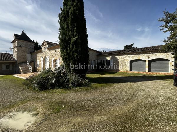 VENTE INTERACTIVE ! Venez visiter !
A 15 mn d'Agen sud environ, sur une parcelle d'1,2 ha en vue dominante, au calme, vous disposez d'une belle propriété en pierres composée d'une partie habitation principale avec son pigeonnier, d'un loft, et d'un grand garage, le tout sur un terrain arboré avec de nombreux fruitiers.
Passé le portail, la maison au cachet indéniable vous ouvre ses portes et le charme opère : un superbe couloir dessert une magnifique salle à manger lumineuse avec cheminée et de très belles hauteurs de plafond, un salon avec cheminée fonctionnelle donnant sur une grande cuisine de 55 M2 ouverte sur des terrasses avec la piscine extérieure qui surplombe et son espace "cuisine d'été".
Au rez-de-chaussée toujours,  3 grandes chambres aux très beaux volumes dont deux avec salles d'eau, grand dressing.
A l'étage, une grande pièce de type "dortoir" (2 chambres possibles) et salle d'eau.
Attenant à l'habitation, vous disposez d'un loft (100 m2 en sus de la surface habitable en plus) avec cuisine et salle d'eau et grande pièce de vie avec une magnifique verrière, permettant une habitation supplémentaire.
Grande dépendance faisant office de garages. 
Poele à pellets récent, chauffe eau par panneaux solaires, menuiseries double vitrage, isolation des combles sont autant d'atouts pour assurer un bon résultat énergétique. 
Taxe foncière : 1400 euros.
Envie de cachet, de calme ? Appelez moi vite pour une visite !