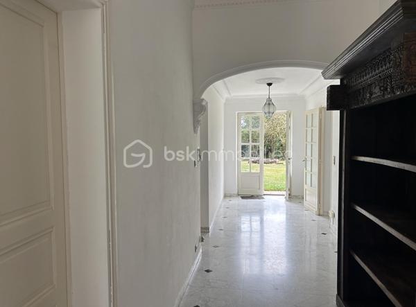 VENTE INTERACTIVE ! Venez visiter !
A 15 mn d'Agen sud environ, sur une parcelle d'1,2 ha en vue dominante, au calme, vous disposez d'une belle propriété en pierres composée d'une partie habitation principale avec son pigeonnier, d'un loft, et d'un grand garage, le tout sur un terrain arboré avec de nombreux fruitiers.
Passé le portail, la maison au cachet indéniable vous ouvre ses portes et le charme opère : un superbe couloir dessert une magnifique salle à manger lumineuse avec cheminée et de très belles hauteurs de plafond, un salon avec cheminée fonctionnelle donnant sur une grande cuisine de 55 M2 ouverte sur des terrasses avec la piscine extérieure qui surplombe et son espace "cuisine d'été".
Au rez-de-chaussée toujours,  3 grandes chambres aux très beaux volumes dont deux avec salles d'eau, grand dressing.
A l'étage, une grande pièce de type "dortoir" (2 chambres possibles) et salle d'eau.
Attenant à l'habitation, vous disposez d'un loft (100 m2 en sus de la surface habitable en plus) avec cuisine et salle d'eau et grande pièce de vie avec une magnifique verrière, permettant une habitation supplémentaire.
Grande dépendance faisant office de garages. 
Poele à pellets récent, chauffe eau par panneaux solaires, menuiseries double vitrage, isolation des combles sont autant d'atouts pour assurer un bon résultat énergétique. 
Taxe foncière : 1400 euros.
Envie de cachet, de calme ? Appelez moi vite pour une visite !
