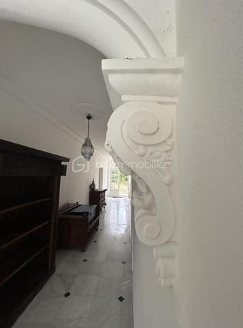 VENTE INTERACTIVE ! Venez visiter !
A 15 mn d'Agen sud environ, sur une parcelle d'1,2 ha en vue dominante, au calme, vous disposez d'une belle propriété en pierres composée d'une partie habitation principale avec son pigeonnier, d'un loft, et d'un grand garage, le tout sur un terrain arboré avec de nombreux fruitiers.
Passé le portail, la maison au cachet indéniable vous ouvre ses portes et le charme opère : un superbe couloir dessert une magnifique salle à manger lumineuse avec cheminée et de très belles hauteurs de plafond, un salon avec cheminée fonctionnelle donnant sur une grande cuisine de 55 M2 ouverte sur des terrasses avec la piscine extérieure qui surplombe et son espace "cuisine d'été".
Au rez-de-chaussée toujours,  3 grandes chambres aux très beaux volumes dont deux avec salles d'eau, grand dressing.
A l'étage, une grande pièce de type "dortoir" (2 chambres possibles) et salle d'eau.
Attenant à l'habitation, vous disposez d'un loft (100 m2 en sus de la surface habitable en plus) avec cuisine et salle d'eau et grande pièce de vie avec une magnifique verrière, permettant une habitation supplémentaire.
Grande dépendance faisant office de garages. 
Poele à pellets récent, chauffe eau par panneaux solaires, menuiseries double vitrage, isolation des combles sont autant d'atouts pour assurer un bon résultat énergétique. 
Taxe foncière : 1400 euros.
Envie de cachet, de calme ? Appelez moi vite pour une visite !