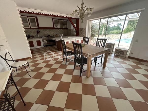 VENTE INTERACTIVE ! Venez visiter !
A 15 mn d'Agen sud environ, sur une parcelle d'1,2 ha en vue dominante, au calme, vous disposez d'une belle propriété en pierres composée d'une partie habitation principale avec son pigeonnier, d'un loft, et d'un grand garage, le tout sur un terrain arboré avec de nombreux fruitiers.
Passé le portail, la maison au cachet indéniable vous ouvre ses portes et le charme opère : un superbe couloir dessert une magnifique salle à manger lumineuse avec cheminée et de très belles hauteurs de plafond, un salon avec cheminée fonctionnelle donnant sur une grande cuisine de 55 M2 ouverte sur des terrasses avec la piscine extérieure qui surplombe et son espace "cuisine d'été".
Au rez-de-chaussée toujours,  3 grandes chambres aux très beaux volumes dont deux avec salles d'eau, grand dressing.
A l'étage, une grande pièce de type "dortoir" (2 chambres possibles) et salle d'eau.
Attenant à l'habitation, vous disposez d'un loft (100 m2 en sus de la surface habitable en plus) avec cuisine et salle d'eau et grande pièce de vie avec une magnifique verrière, permettant une habitation supplémentaire.
Grande dépendance faisant office de garages. 
Poele à pellets récent, chauffe eau par panneaux solaires, menuiseries double vitrage, isolation des combles sont autant d'atouts pour assurer un bon résultat énergétique. 
Taxe foncière : 1400 euros.
Envie de cachet, de calme ? Appelez moi vite pour une visite !