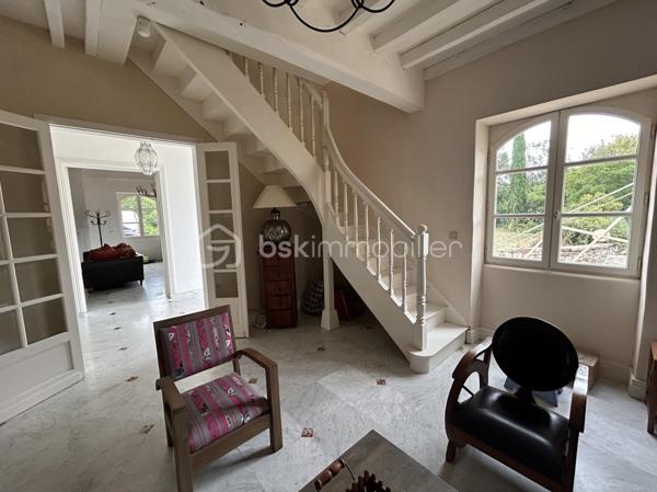 VENTE INTERACTIVE ! Venez visiter !
A 15 mn d'Agen sud environ, sur une parcelle d'1,2 ha en vue dominante, au calme, vous disposez d'une belle propriété en pierres composée d'une partie habitation principale avec son pigeonnier, d'un loft, et d'un grand garage, le tout sur un terrain arboré avec de nombreux fruitiers.
Passé le portail, la maison au cachet indéniable vous ouvre ses portes et le charme opère : un superbe couloir dessert une magnifique salle à manger lumineuse avec cheminée et de très belles hauteurs de plafond, un salon avec cheminée fonctionnelle donnant sur une grande cuisine de 55 M2 ouverte sur des terrasses avec la piscine extérieure qui surplombe et son espace "cuisine d'été".
Au rez-de-chaussée toujours,  3 grandes chambres aux très beaux volumes dont deux avec salles d'eau, grand dressing.
A l'étage, une grande pièce de type "dortoir" (2 chambres possibles) et salle d'eau.
Attenant à l'habitation, vous disposez d'un loft (100 m2 en sus de la surface habitable en plus) avec cuisine et salle d'eau et grande pièce de vie avec une magnifique verrière, permettant une habitation supplémentaire.
Grande dépendance faisant office de garages. 
Poele à pellets récent, chauffe eau par panneaux solaires, menuiseries double vitrage, isolation des combles sont autant d'atouts pour assurer un bon résultat énergétique. 
Taxe foncière : 1400 euros.
Envie de cachet, de calme ? Appelez moi vite pour une visite !
