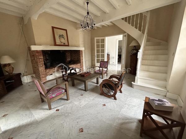 VENTE INTERACTIVE ! Venez visiter !
A 15 mn d'Agen sud environ, sur une parcelle d'1,2 ha en vue dominante, au calme, vous disposez d'une belle propriété en pierres composée d'une partie habitation principale avec son pigeonnier, d'un loft, et d'un grand garage, le tout sur un terrain arboré avec de nombreux fruitiers.
Passé le portail, la maison au cachet indéniable vous ouvre ses portes et le charme opère : un superbe couloir dessert une magnifique salle à manger lumineuse avec cheminée et de très belles hauteurs de plafond, un salon avec cheminée fonctionnelle donnant sur une grande cuisine de 55 M2 ouverte sur des terrasses avec la piscine extérieure qui surplombe et son espace "cuisine d'été".
Au rez-de-chaussée toujours,  3 grandes chambres aux très beaux volumes dont deux avec salles d'eau, grand dressing.
A l'étage, une grande pièce de type "dortoir" (2 chambres possibles) et salle d'eau.
Attenant à l'habitation, vous disposez d'un loft (100 m2 en sus de la surface habitable en plus) avec cuisine et salle d'eau et grande pièce de vie avec une magnifique verrière, permettant une habitation supplémentaire.
Grande dépendance faisant office de garages. 
Poele à pellets récent, chauffe eau par panneaux solaires, menuiseries double vitrage, isolation des combles sont autant d'atouts pour assurer un bon résultat énergétique. 
Taxe foncière : 1400 euros.
Envie de cachet, de calme ? Appelez moi vite pour une visite !