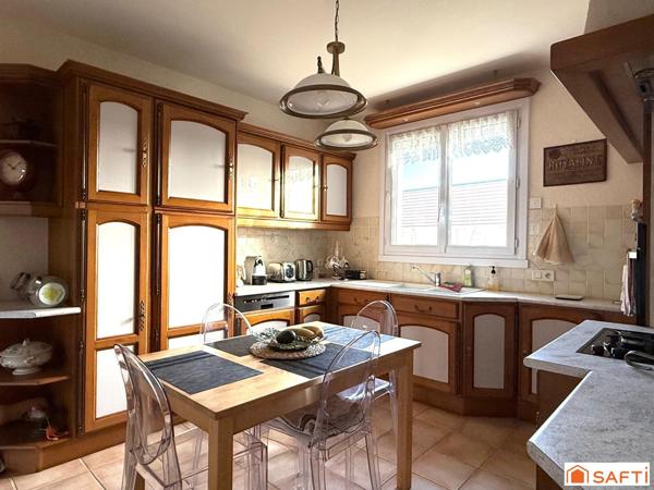 Maison 7 pièces d'environ 159 m2 avec garage proche de tous commerces