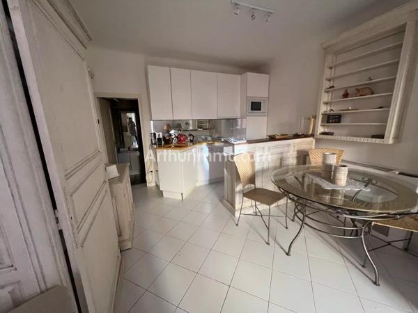 Location                                                      Appartement
                        
                     1 pièces                      33 m2                     à Saint-Tropez