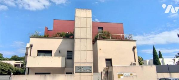Quartier d'Aiguelongue, un local d'une superficie de 44 m², au 1er étage avec ascenseur, accès PMR.