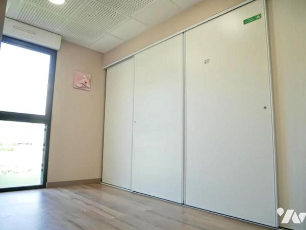 Quartier d'Aiguelongue, un local d'une superficie de 44 m², au 1er étage avec ascenseur, accès PMR.