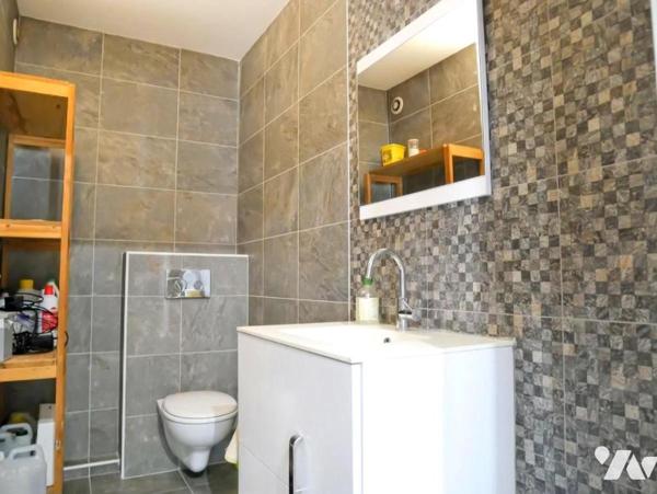 Quartier d'Aiguelongue, un local d'une superficie de 44 m², au 1er étage avec ascenseur, accès PMR.