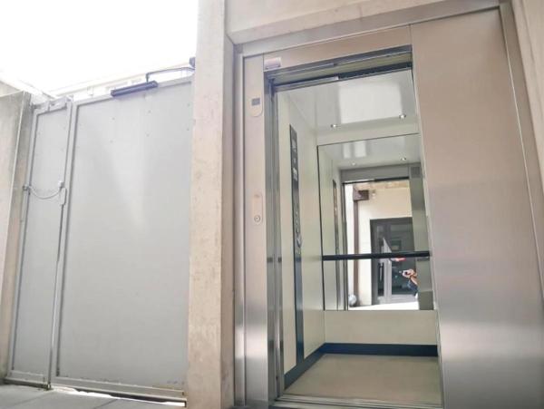 Quartier d'Aiguelongue, un local d'une superficie de 44 m², au 1er étage avec ascenseur, accès PMR.