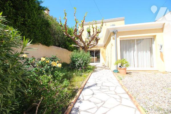 Villa de 115m2 habitables (avec sa belle terrasse et son jardin) sur 1 terrain 225m2 à Sainte-Anne