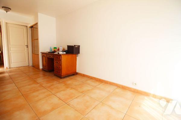 Villa de 115m2 habitables (avec sa belle terrasse et son jardin) sur 1 terrain 225m2 à Sainte-Anne