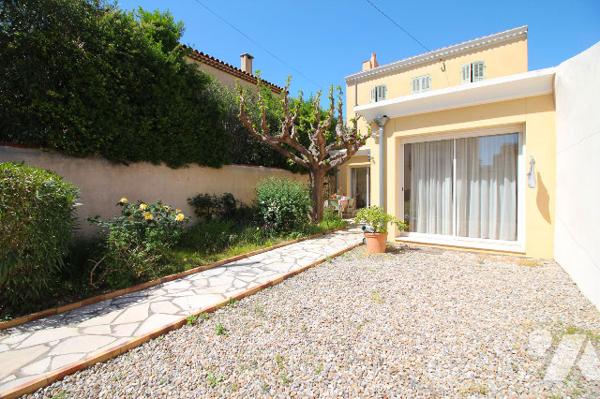 Villa de 115m2 habitables (avec sa belle terrasse et son jardin) sur 1 terrain 225m2 à Sainte-Anne