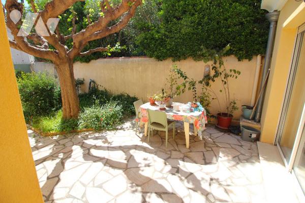 Villa de 115m2 habitables (avec sa belle terrasse et son jardin) sur 1 terrain 225m2 à Sainte-Anne