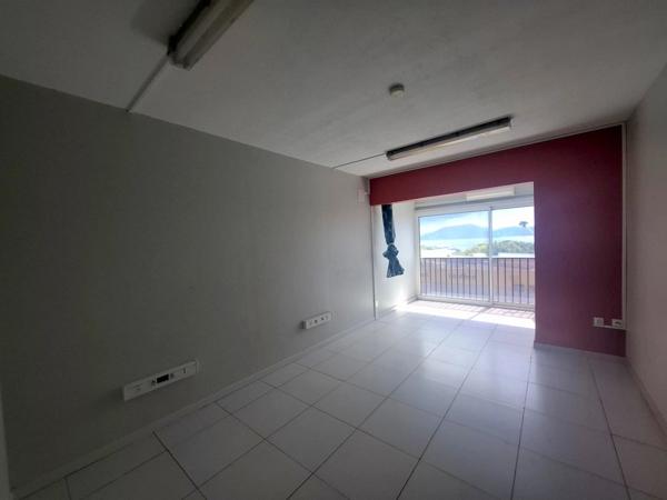 À LOUER – Local professionnel avec vue mer – Fort-de-France, Batelière (Immeuble Le Panorama)