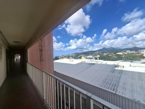 À LOUER – Local professionnel avec vue mer – Fort-de-France, Batelière (Immeuble Le Panorama)