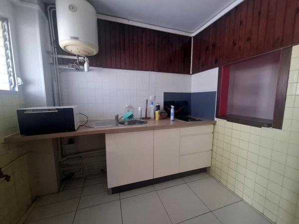 À LOUER – Local professionnel avec vue mer – Fort-de-France, Batelière (Immeuble Le Panorama)