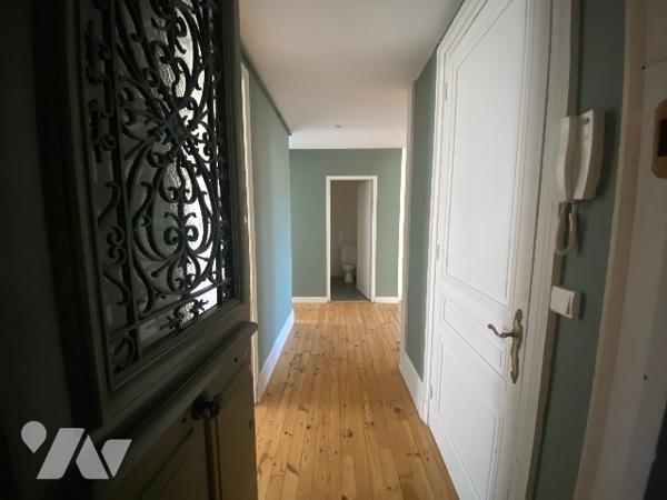 Immeuble complet de 6 logements, 2 commerces, combles aménageables