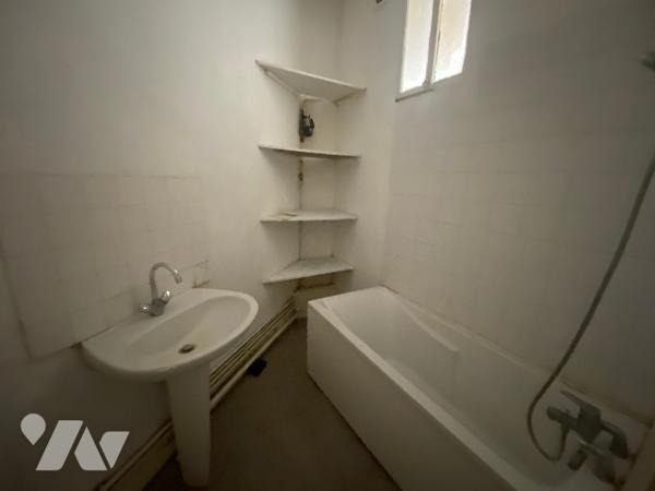 Immeuble complet de 6 logements, 2 commerces, combles aménageables