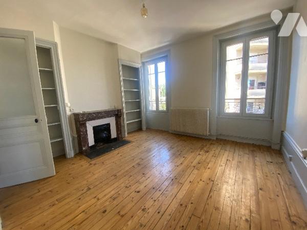 Immeuble complet de 6 logements, 2 commerces, combles aménageables
