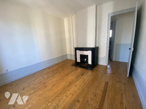 Immeuble complet de 6 logements, 2 commerces, combles aménageables