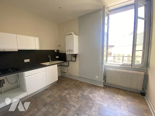 Immeuble complet de 6 logements, 2 commerces, combles aménageables