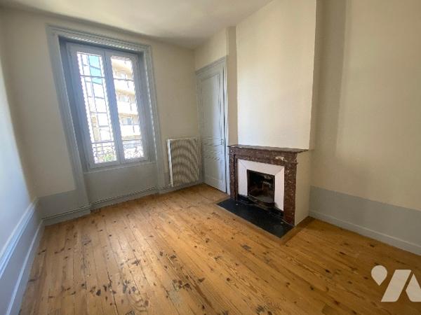 Immeuble complet de 6 logements, 2 commerces, combles aménageables