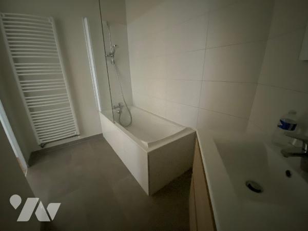 Immeuble complet de 6 logements, 2 commerces, combles aménageables