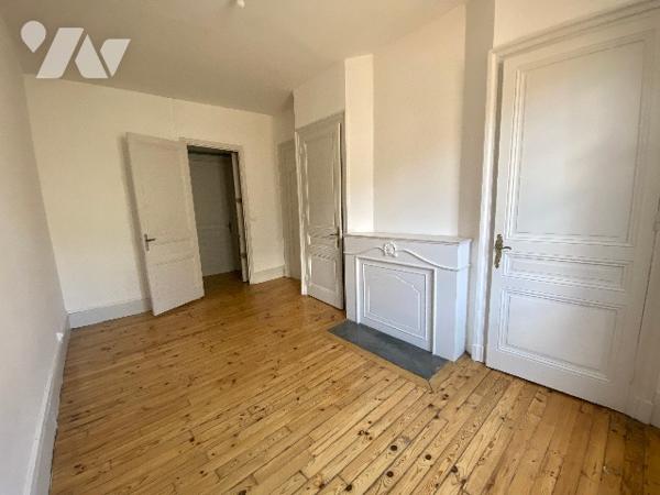 Immeuble complet de 6 logements, 2 commerces, combles aménageables