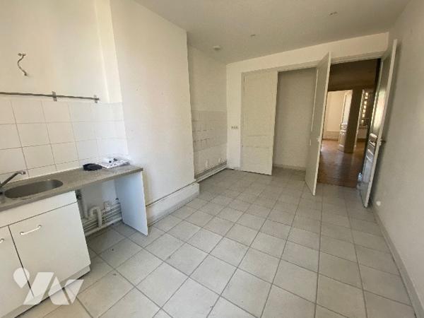 Immeuble complet de 6 logements, 2 commerces, combles aménageables